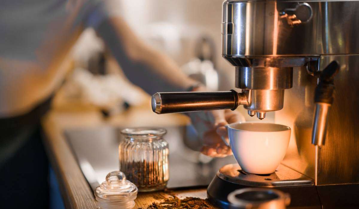 Carafe à lait ou buse vapeur : quelle machine à café choisir ?