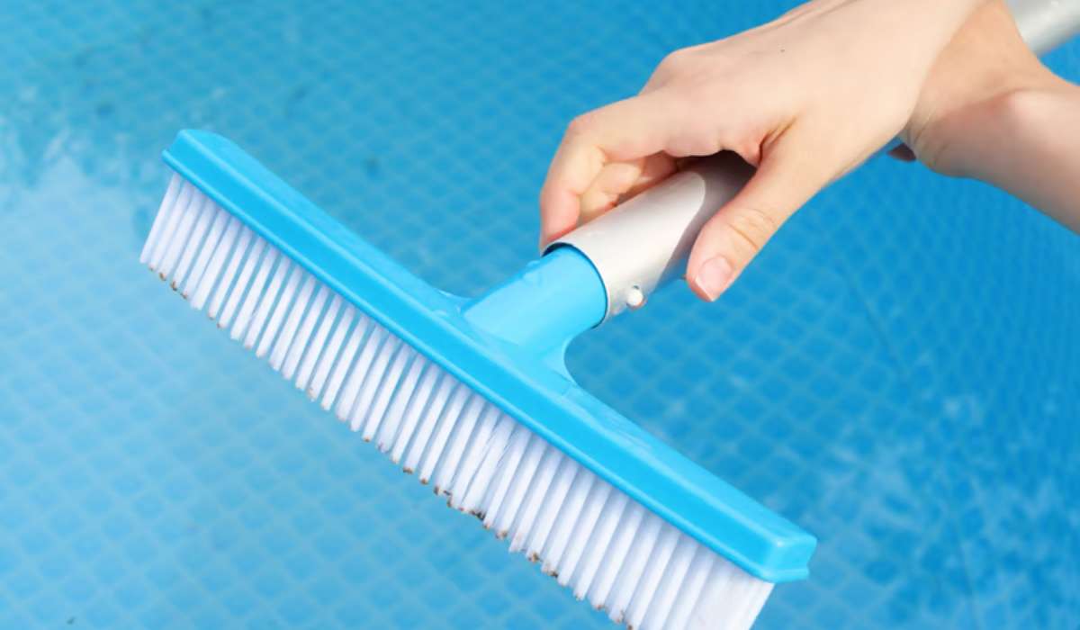 Comment brosser le fond et les parois de ta piscine ?