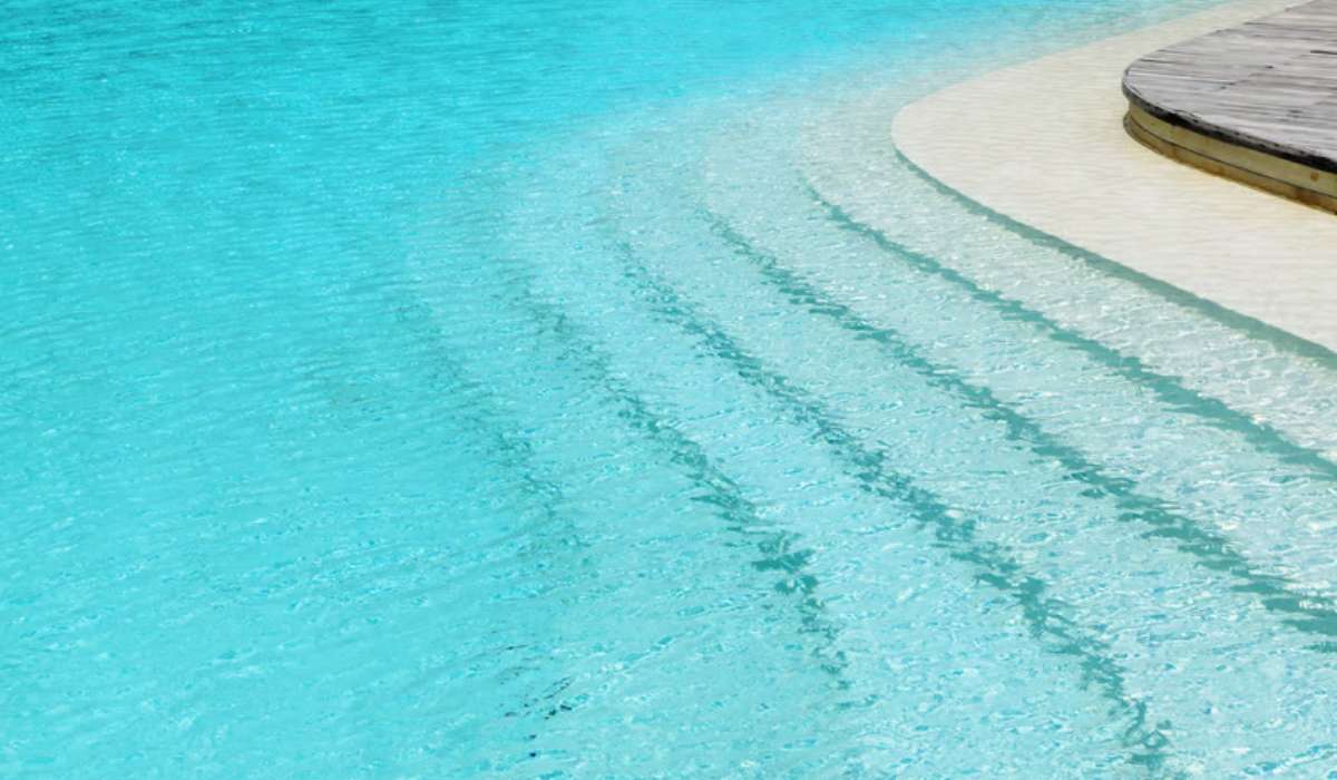 Comment clarifier l’eau de ta piscine quand elle reste trouble ?