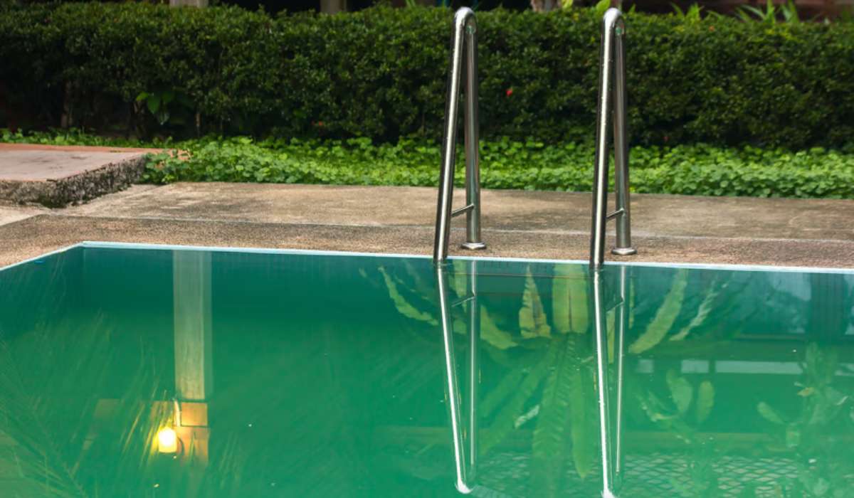 Eau trouble après hivernage : comment retrouver une piscine propre ?