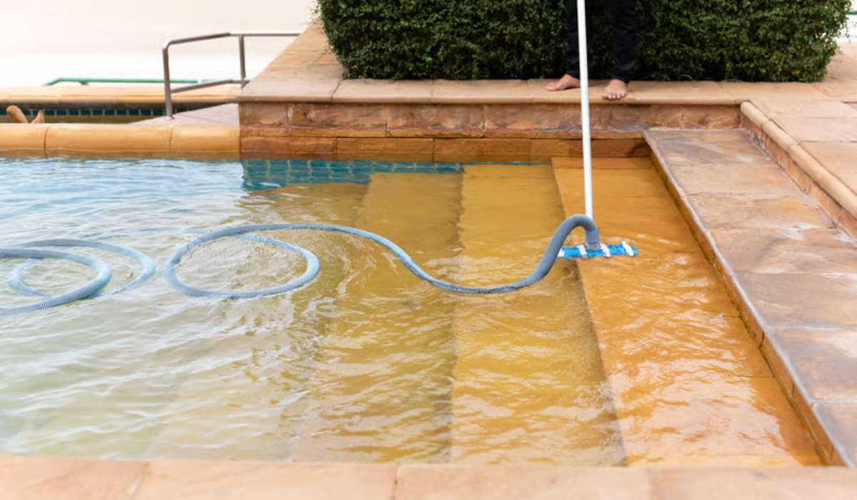 Comment aspirer les algues au fond de la piscine ?