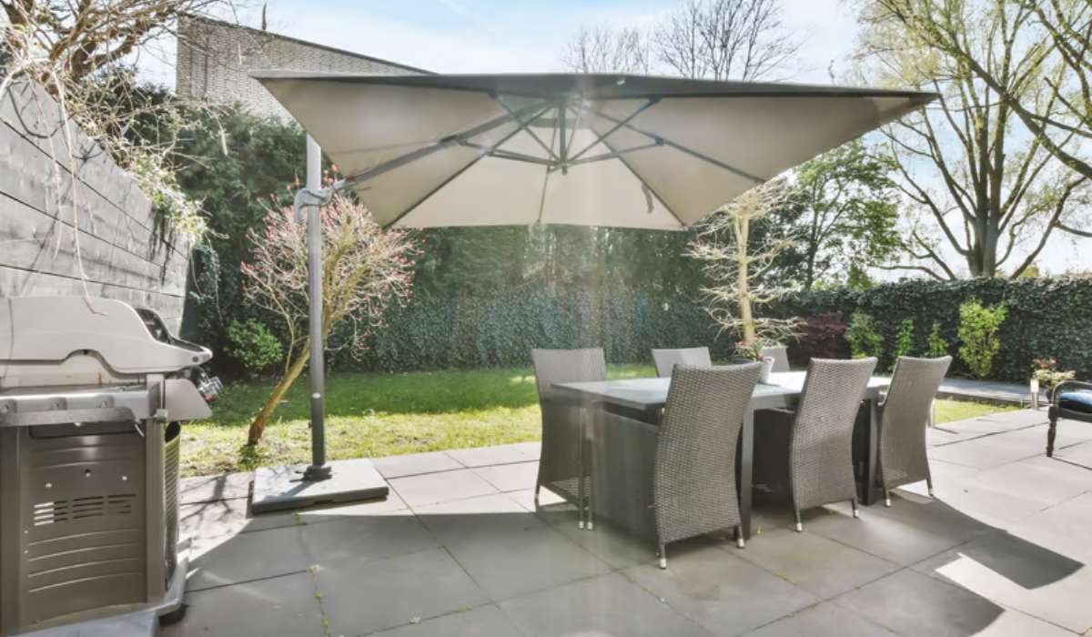 Comment bien entretenir la toile de son parasol déporté ?