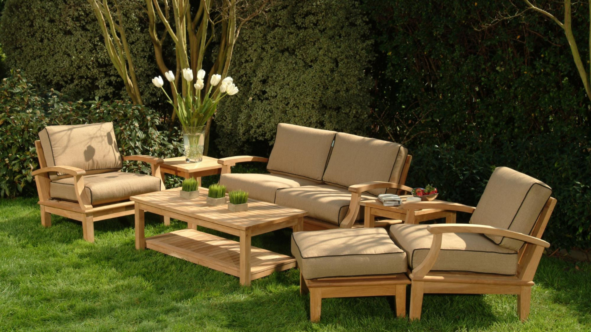 Les meubles de jardin indispensables pour créer un espace convivial